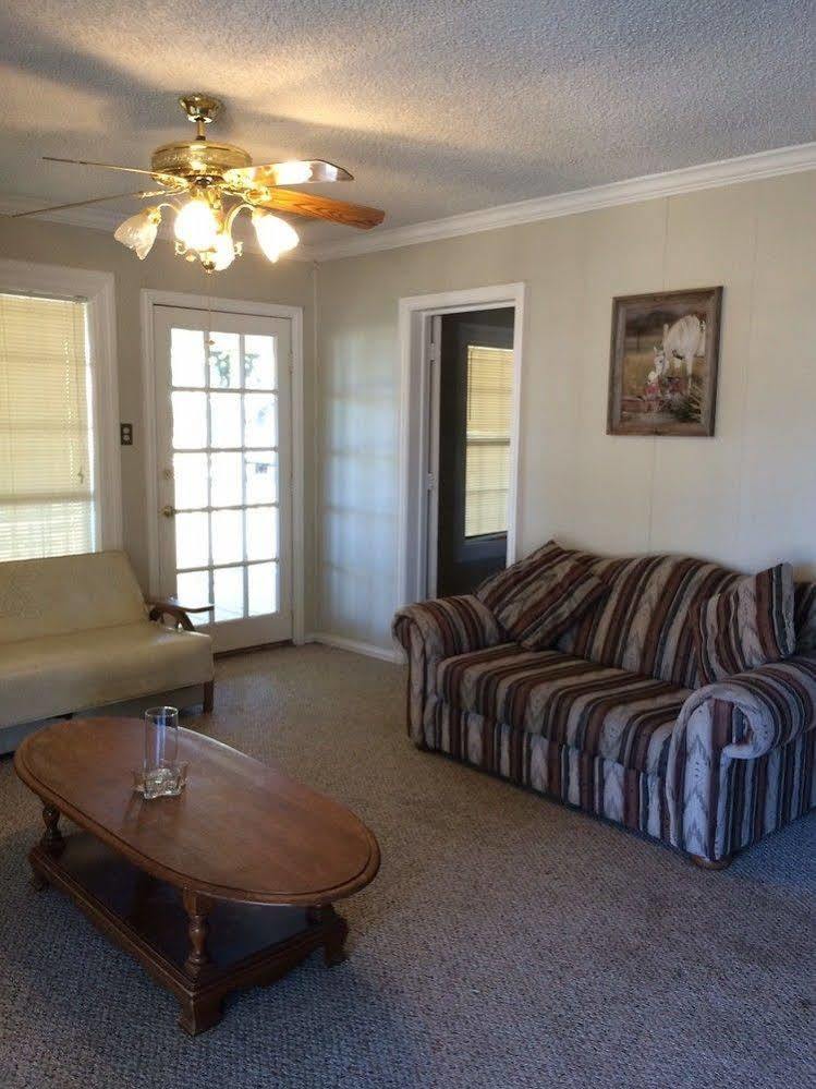 Lone Oak Ranch & Retreat Hotel Gainesville Bagian luar foto