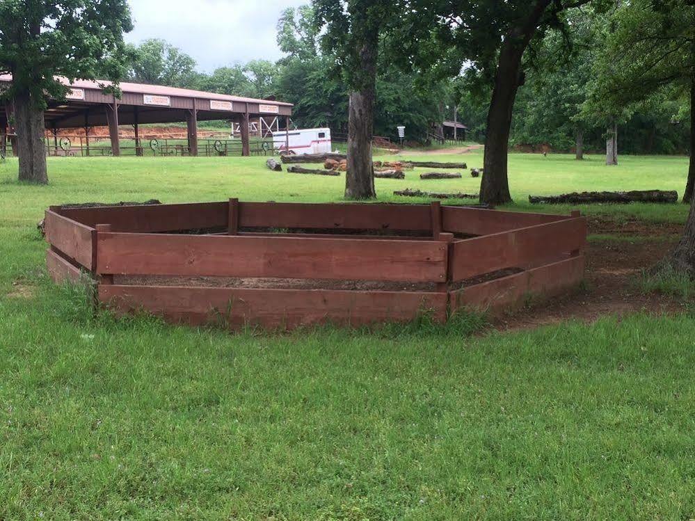 Lone Oak Ranch & Retreat Hotel Gainesville Bagian luar foto