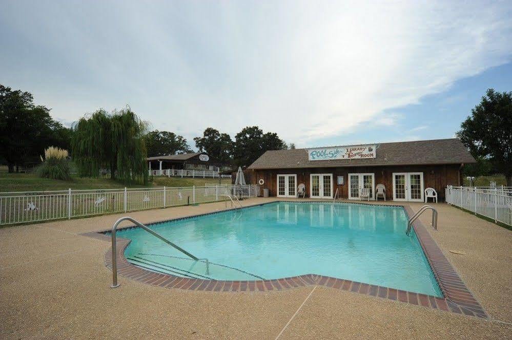 Lone Oak Ranch & Retreat Hotel Gainesville Bagian luar foto