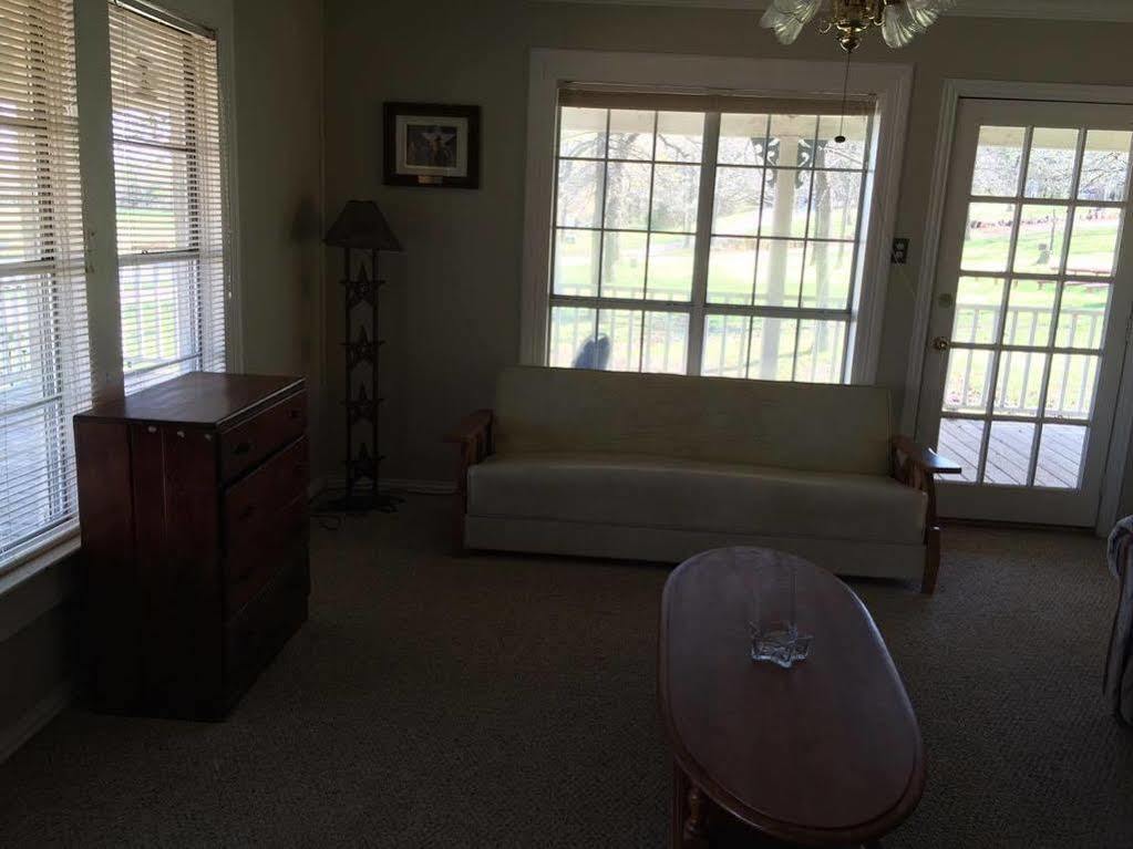 Lone Oak Ranch & Retreat Hotel Gainesville Bagian luar foto