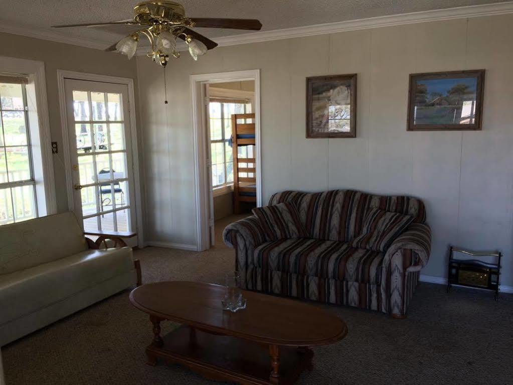 Lone Oak Ranch & Retreat Hotel Gainesville Bagian luar foto